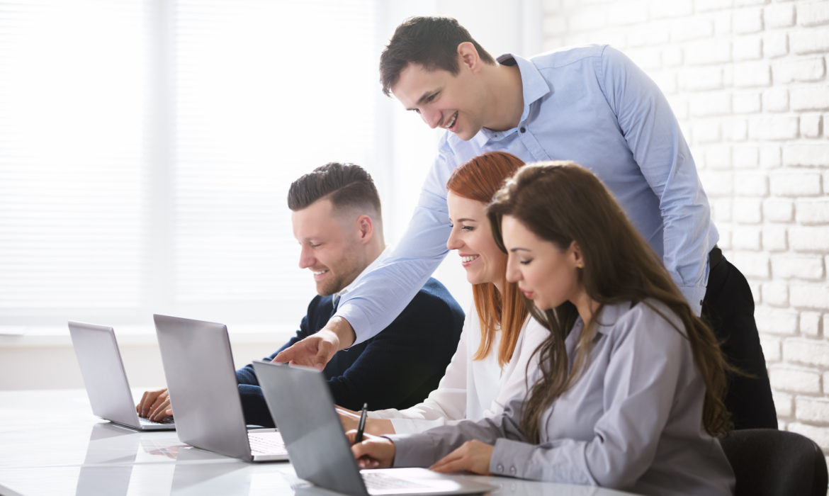 Groupe de personnes en pleine formation devant des écrans d'ordinateur