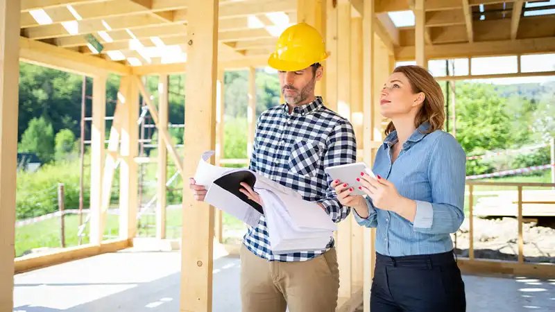 Homme et femme sur un chantier de construction