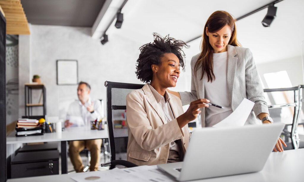 formations_financement Deux femmes travaillant devant un ordinateur